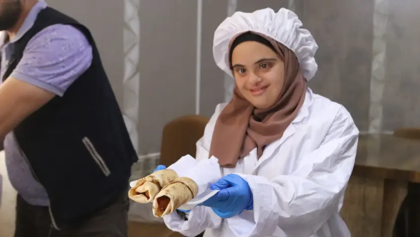 افطار جماعي يومي لأطفال متلازمة داون  في مركز القلوب البيضاء