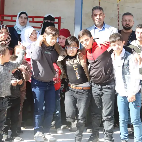 زيارة للطفل حارث الذي خضع لعمل جراحي لتصحيح وضعية الركبة