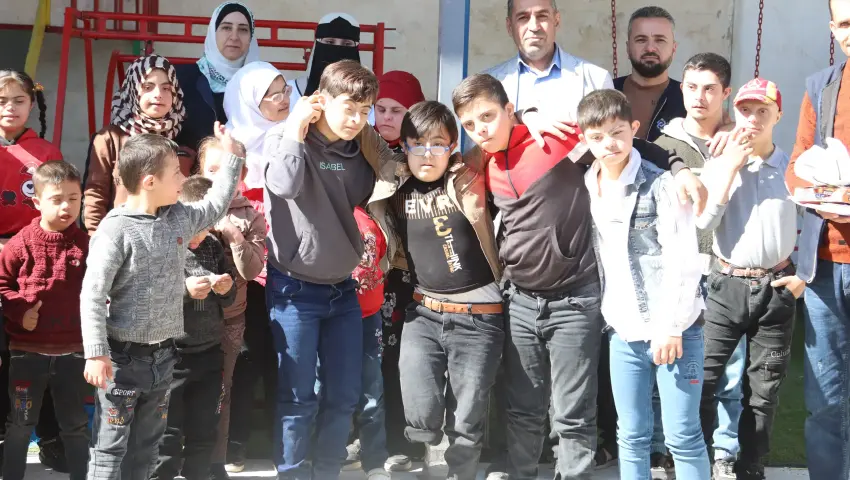 زيارة للطفل حارث الذي خضع لعمل جراحي لتصحيح وضعية الركبة